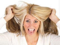 אישה צועקת מושכת בשיערה (צילום: אימג'בנק / Thinkstock)