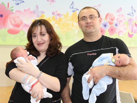 ההורים עם התאומים בבית החולים - סיפורי לידה (צילום: פיוטר פליטר, דוברות רמב"ם,  יחסי ציבור )