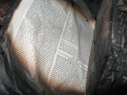 ספר התורה עלה באש (צילום: חדשות 2)