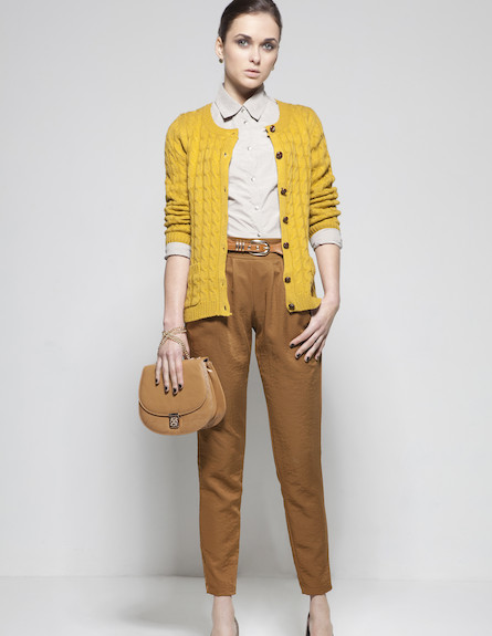 מכנסיים חומות, חולצה בגוון בז' וסריג עבה בגוון צהו (צילום: סטודיו רון קדמי)