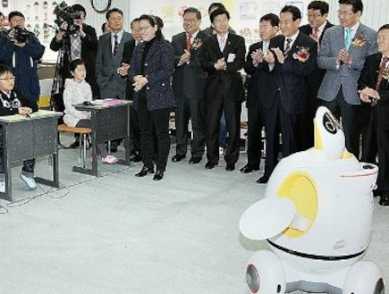 דרום קוריאה: רובוטים במקום מורות בכיתות 2 (צילום: dailymail)