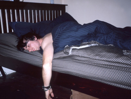 שיכור במיטה (צילום: אימג'בנק / Thinkstock)
