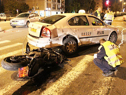 זירת התאונה, הלילה בת"א (צילום: משטרת ישראל)