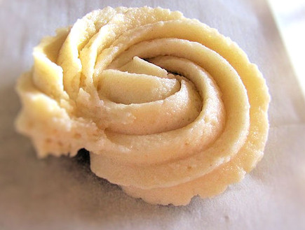 עוגיות גבינה לימוניות - מזלפים עיגול (צילום: דליה מאיר, קסמים מתוקים)