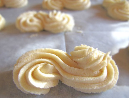 עוגיות גבינה לימוניות - מזלפים שמונה (צילום: דליה מאיר, קסמים מתוקים)