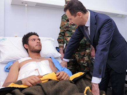 אסד מבקר פצועים, היום בדמשק (צילום: חדשות 2)