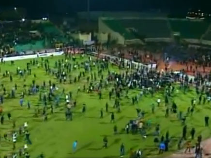 המונים מתפרצים למגרש הכדורגל במצרים (צילום: חדשות 2)