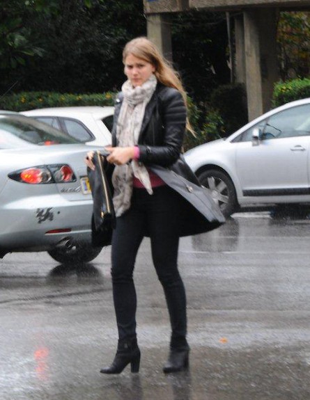 אסתי גינזבורג בגשם (צילום: ברק פכטר)