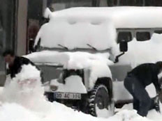 קבוצת ישראלים תקועה בשלג. ארכיון (צילום: חדשות 2)