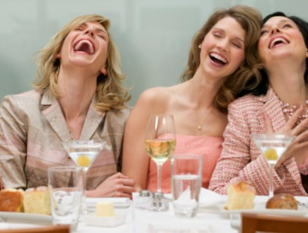 בנות אוכלות במסעדה וצוחקות (צילום: אימג'בנק / Thinkstock)