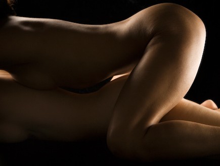 אישה מעל גבר במיטה - סקס (צילום: אימג'בנק / Thinkstock)