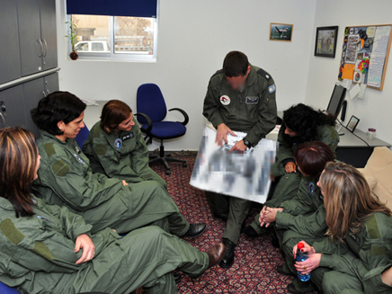 נשות האלופים תרגלו טיסה, אתמול (צילום: חיל האוויר)