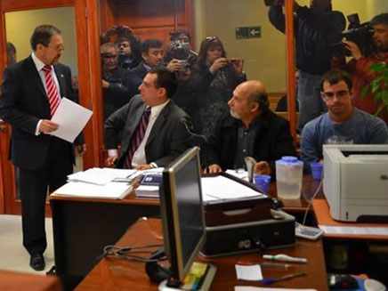 זינגר עם עורך דינו בבית המשפט (צילום: חדשות 2)