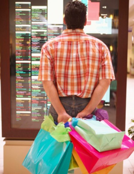 גבר מחזיק שקיות קניות (צילום: אימג'בנק / Thinkstock)