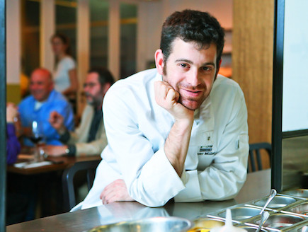 עומר מילר במסעדת שולחן (צילום: בני גם זו לטובה, mako אוכל)