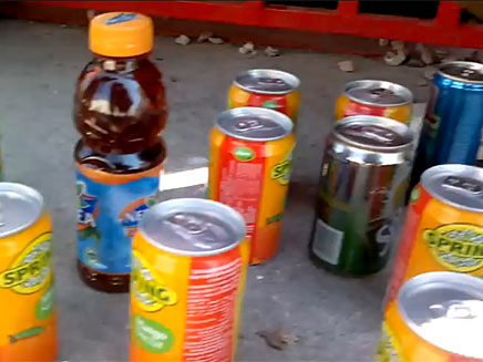 עשרות פחיות משקה נגנבו. מתוך הסרטון (צילום: המייל האדום)