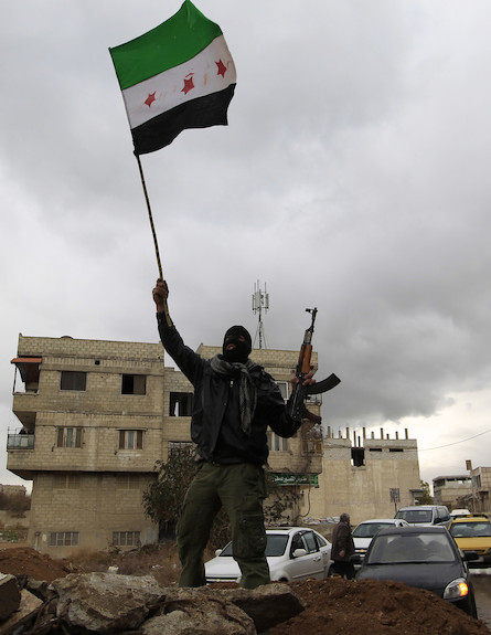 חייל בצבא סוריה החופשית (צילום: REUTERS/Ahmed Jadallah)