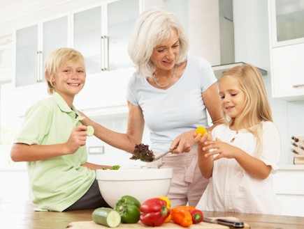 סבתא מבשלת במטבח עם הנכדים (צילום: אימג'בנק / Thinkstock)