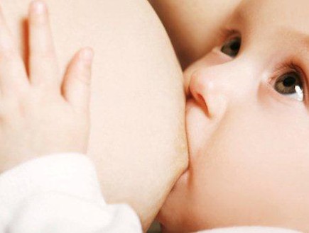 תינוק יונק מביט אל אמו (צילום: אימג'בנק / Thinkstock)