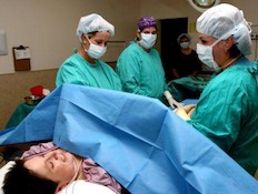 אישה בחדר ניתוח - ניתוח קיסרי (צילום: אימג'בנק / Thinkstock)