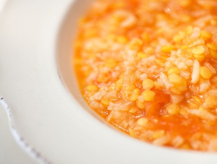 מרק עגבניות עם אורז ועדשים (צילום: דרור כץ)