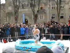 שיא עולם חדש בקפיצה לבריכה רדודה (וידאו WMV: Youtube.com)