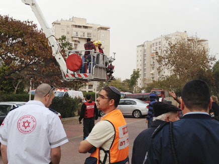 מד"א ומכבי אש, היום בזירת האירוע (צילום: אשדוד נט)