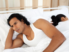 בחור עם אישה במיטה (צילום: אימג'בנק / Thinkstock)