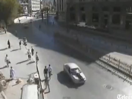 הארי המשופם: שוטר טורקי נתלה על מכסה מנוע של רכב ד (וידאו WMV: Youtube.com)
