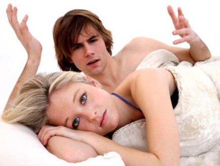 זוג במיטה, האישה לא מעוניינת (צילום: אימג'בנק / Thinkstock)