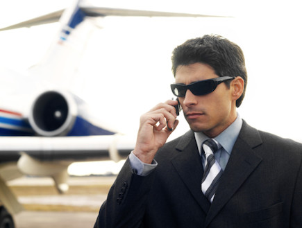גבר בחליפת עסקים במטוס (צילום: אימג'בנק / Thinkstock)