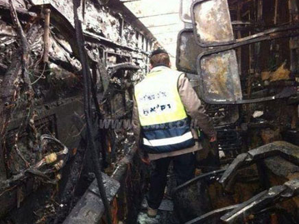 איש זק"א בתוך האוטובוס השרוף, היום (צילום: hnn)