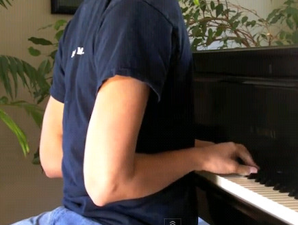 האיש ההפוך מנגן על פסנתר (וידאו WMV: Youtube.com)