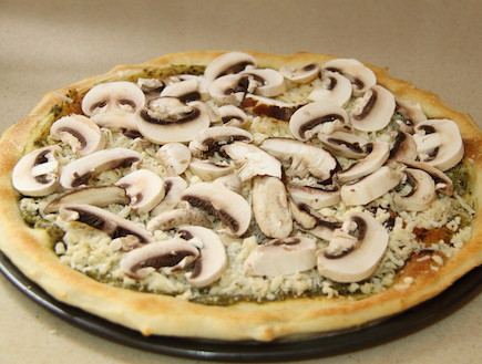 פיצה פסטו פטריות6 (צילום: חן שוקרון, mako אוכל)