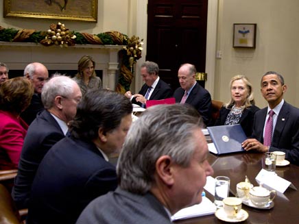 מביעים דאגה. אובמה וצוות הבית הלבן (צילום: AP)