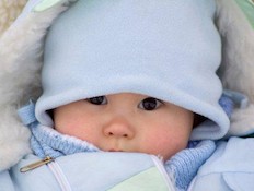 תינוק עם כובע ומעיל (צילום: אימג'בנק / Thinkstock)