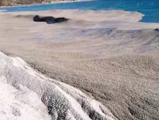 אגם בארגנטינה הפך לקערת "דייסה" ענקית (וידאו WMV: Youtube.com)