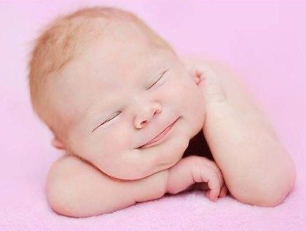 תינוקות מחייכים בשינה (צילום: maria murray)