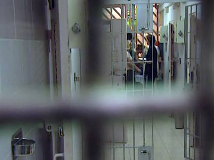 אימהות נכנסות עם ילדיהן לבית הסוהר (צילום: חדשות 2)
