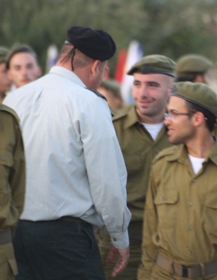 עומר אדם מסיים טירונות (צילום: באדיבות עופר מנחם תקשורת ויחסי ציבור)