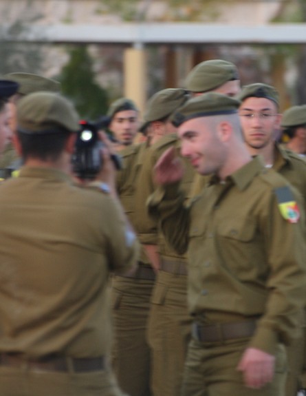 עומר אדם מסיים טירונות (צילום: באדיבות עופר מנחם תקשורת ויחסי ציבור)