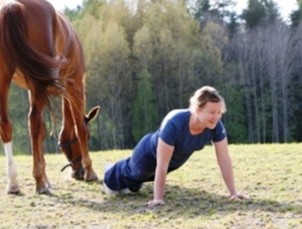 סוסירובי: אישה מתעמלת וסוס (צילום: האתר הרשמי)