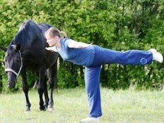 סוסירובי: אישה מתעמלת עם סוס (צילום: האתר הרשמי)