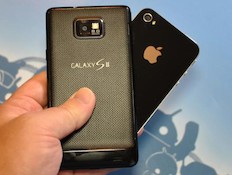 אייפון VS סמסונג גלקסי (צילום: androidheadlines.com)