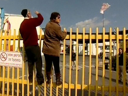 עובדי פרי גליל על גדרות המפעל. יש הסכם (צילום: חדשות 2)