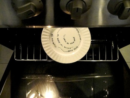מכניסים את הצלחת המאויירת לתנור (צילום: דידי רפאלי)