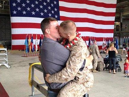 נשיקה של חייל המארינס (צילום: צילום מסך daily mail)
