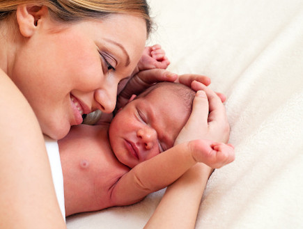 אמא מניחה ידיים על ראש התינוק (צילום: אימג'בנק / Thinkstock)