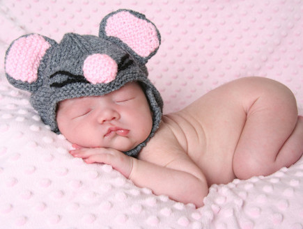 תינוק בו יומו מחופש לארנב (צילום: אימג'בנק / Thinkstock)