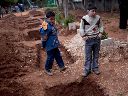 ילדים סורים הוצבו כמגן אנושי (צילום: AP)